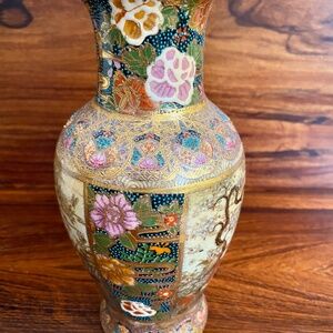 Beautiful Japanese Royal Satsuma style colorful hand painted Vase